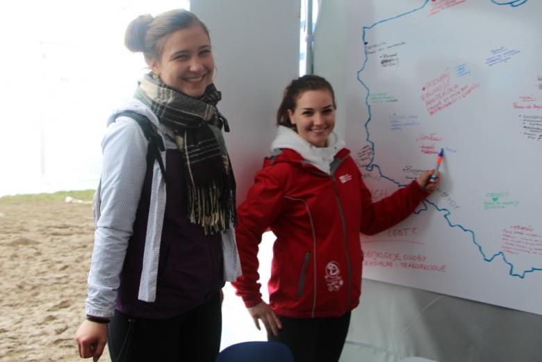 zdjęcie: dwie uśmiechnięte kobiety, w tle mapa Polski
