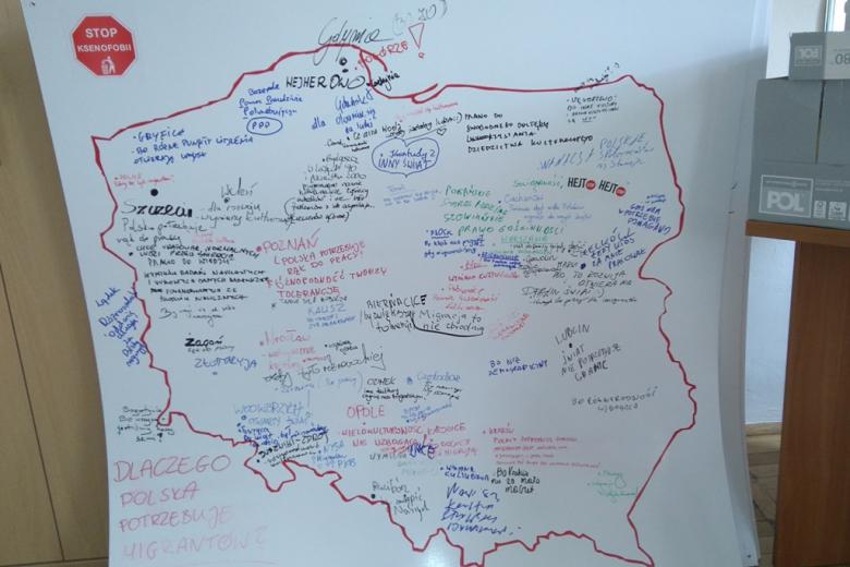 zdjęcie: kontur Polski, w środku zaznaczone przez uczestników przystanku Woodstock miasta i odpowiedzi na pytanie: Dlaczego Polska potrzebuje migrantów?