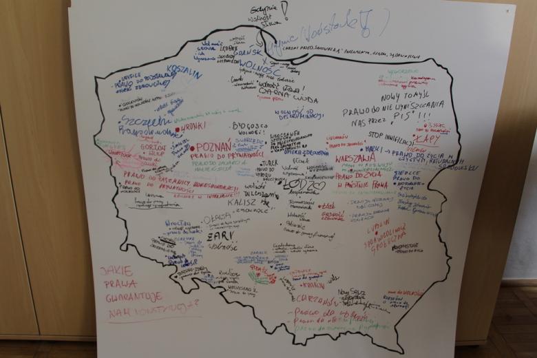 zdjęcie: kontur Polski, w środku zaznaczone przez uczestników przystanku Woodstock miasta i odpowiedzi na pytanie: Jakie prawa gwarantuje nam Konstytucja?