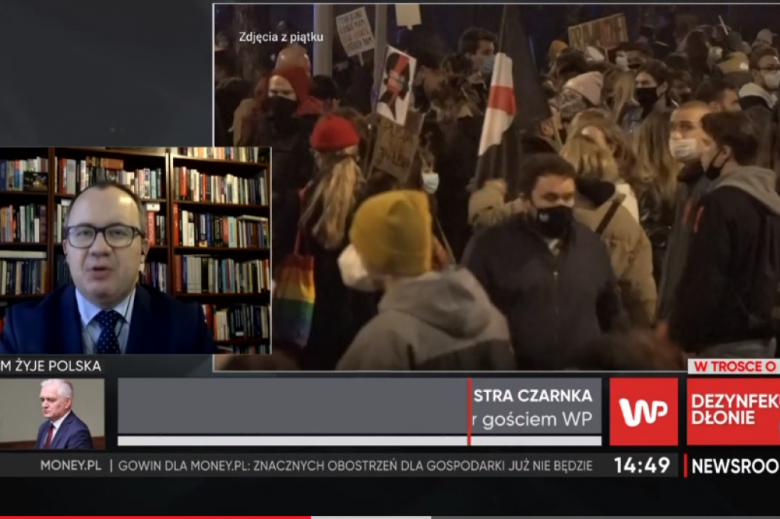 Screen ekranu: protestujący ludzie i mężczyzna na tle książek