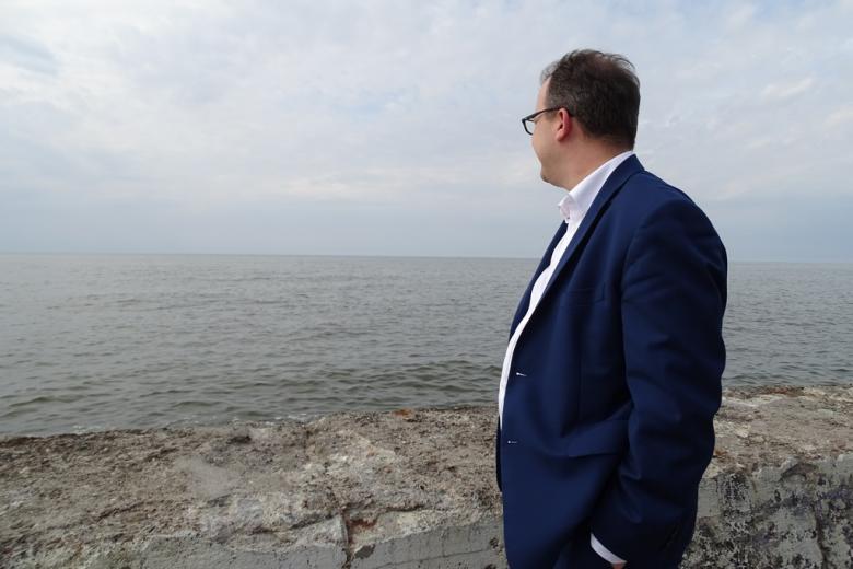 Zdjęcie: mężczyzna patrzy na morze