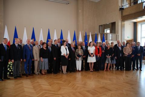 na zdjęciu osoby wyróżnione Odznaką Honorową za Zasługi dla Samorządu Terytorialnego /foto: Mazowiecki Urząd Wojewódzki