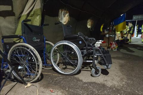 zdjęcie wózków dla osób z niepełnosprawnościami na granicy z Ukrainą