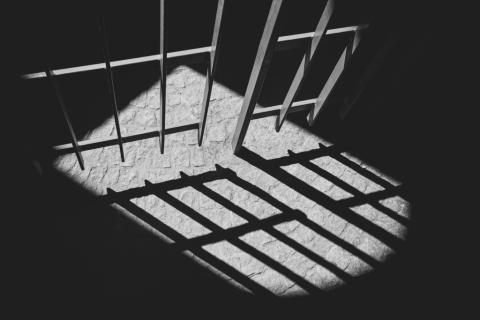 cień krat w więzieniu 