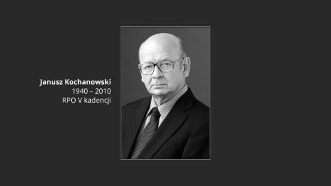 Plansza z tekstem "Janusz Kochanowski - 1940-2010 - RPO V kadencji" i portretem Janusza Kochanowskiego