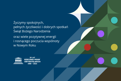 Plansza z tekstem "Życzymy spokojnych, pełnych życzliwości i dobrych spotkań Świąt Bożego Narodzenia oraz wiele pozytywnej energii i rosnącego poczucia wspólnoty w Nowym Roku" i ilustracją przedstawiającą choinkę udekorowaną świątecznymi ozdobami