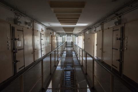 widok klatka schodowej więzienia 