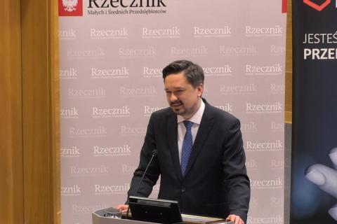 RPO Marcin Wiącek przemawia za mównicą