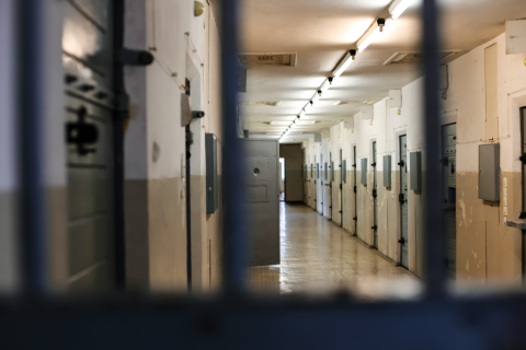 korytarz więzienny widziany przez kraty 