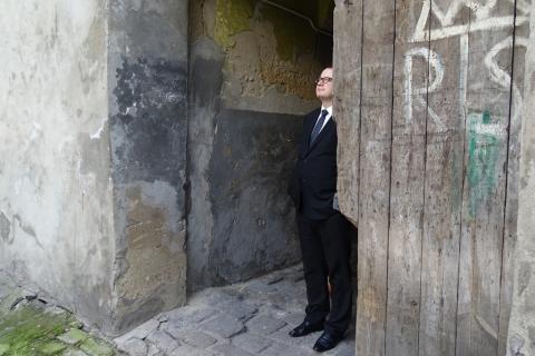 Mężczyzna stoi w bramie starej kamienicy