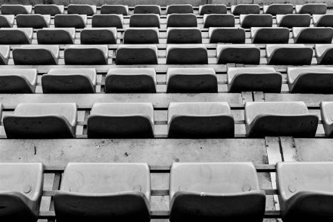 Puste krzesełka na stadionie